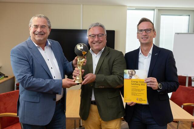Energy Globe Überreichung an Heimat Österreich (Gesamt und Kategorie Feuer) Im Bild Dir. Stephan Gröger (GF Heimat Österreich), Landeshauptmann-Stellvertreter Heinrich Schellhorn, Michael Schober (GF Heimat Österreich) | Foto: Land Salzburg/Neumayr/Hofer 