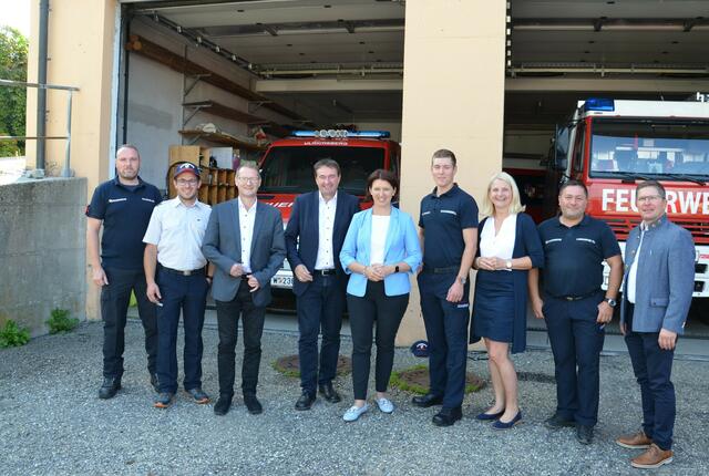 Feuerwehr-Landesrätin Michaela Langer-Weninger besichtigte gemeinsam mit ÖVP-Bezirksparteiobfrau Landtagsabgeordneter Gertraud Scheiblberger das FF-Haus Ulrichsberg. | Foto: Foto: OÖVP/Gierlinger