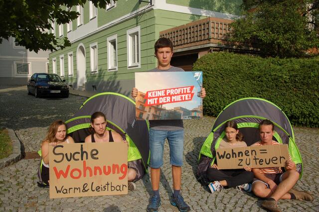 Die Sozialistische Jugend Kirchdorf protestiert für günstigere Mieten.  | Foto: SJ OÖ