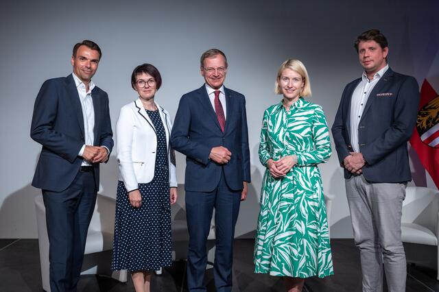 Jochen Borenich, Martina Bruckner, Landeshauptmann Thomas Stelzer, Landeshauptmann-Stellvertreterin Christine Haberlander (beide ÖVP) und Peter Klimek (v. l.). | Foto: Land OÖ/Peter Mayr