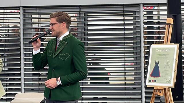 Simon Koiner erläuterte die besonderen Merkmale der Leibnitzer Tracht - Edition Gady. | Foto: B. Gady