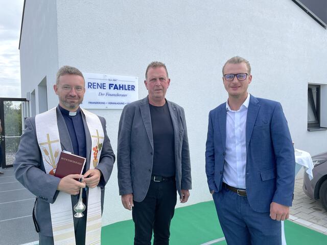 René Fahler freute sich besonders über den Besuch von Bürgermeister Walter Novak und Gottes Segen, gespendet von Pfarrer István Holló. | Foto: B.Gady