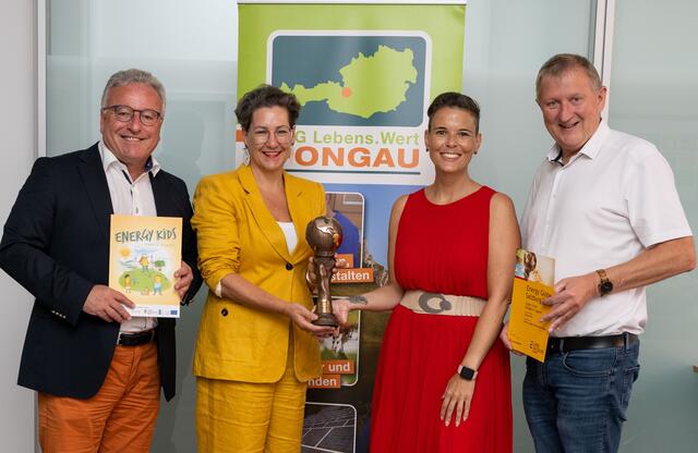 Landeshauptmannstellvertreter Heinrich Schellhorn, Michaela Frahndl, Birgit Kallunder und Peter Brandauer bei der Verleihung des Energy Globes. | Foto: Land Salzburg / Franz Neumayr