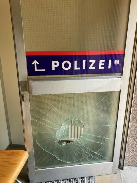 Der 39-Jähriger soll das Drahtglasfeld der Seiteneingangstüre mit einem Fußtritt beschädigt haben.  | Foto: LPD Wien