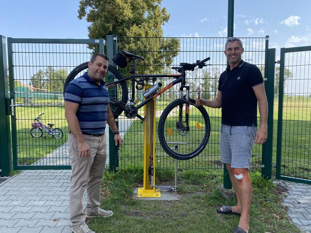 Alexander Gary, Bürgermeister von Schönkirchen-Reyersdorf, vor der neuen Radservicesstelle. | Foto: Region Südliches WV