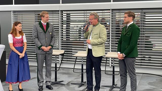 Landeshauptmann Christopher Drexler würdigte die Arbeit der Gady Family und der Familie Gady. | Foto: B. Gady