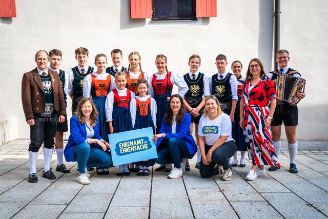  Claudia Plakolm, Sophia Kircher, Völs-Vizebgm. Silvia Pöhli und Trachtenverband-Landesobmann Alexander Schatz mit den Jungtrachtlern in Völs.  | Foto: Fitsch
