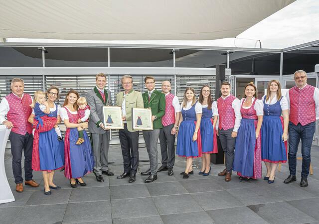Ingrid, Nadina und Philipp Gady mit einem kleinen Teil der Mitarbeiterinnen und Mitarbeiter der Gady Family nach der Überreichung der Zertifikate durch Landeshauptmann Christopher Drexler und Simon Koiner.  | Foto: Gady Family