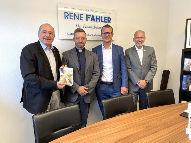 Auch Manfred Kainz, Obmann der WK Deutschlandsberg gratulierte Rene Fahler zum neuen Standort. | Foto: B. Gady