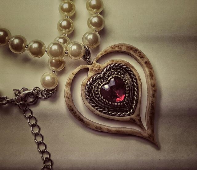 Hier kann man den Schmuck zu seiner Tracht ganz einfach selbst herstellen. | Foto: Privat