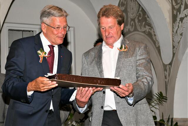 Landeshauptmann Dr. Peter Kaiser überreicht 
NF Vorsitzenden Erfried Schlosser die Jubiläumstorte