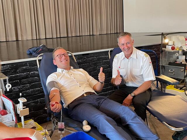 Georg Djundja und Rettungskommandant Anton Holzer freuen sich, dass mit der Verordnung mehr Menschen Blut spenden können. | Foto: Gertraud Kleemayr