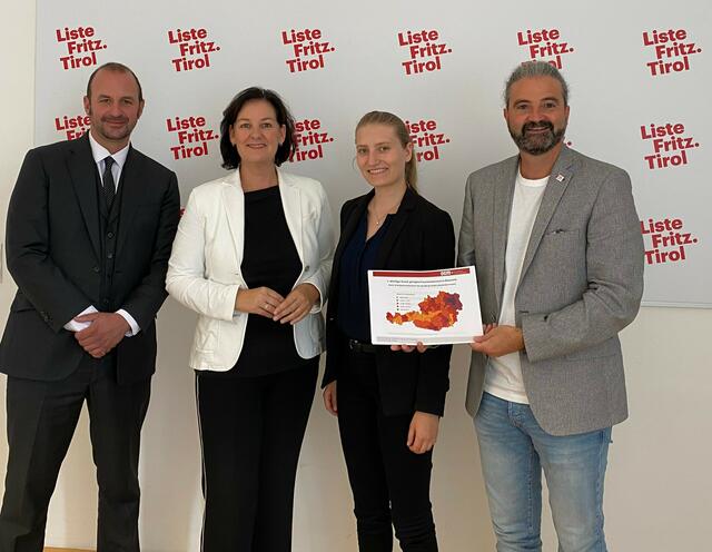 Präsentierten gemeinsam die Kaufkraftstudie: (v.l.n.r.) Johannes Klotz (OGM-Wien), Andrea Haselwanter-Schneider (Liste Fritz), Clara Himmelbauer (OGM-Wien) und Markus Sint (Liste Fritz) | Foto: Liste Fritz