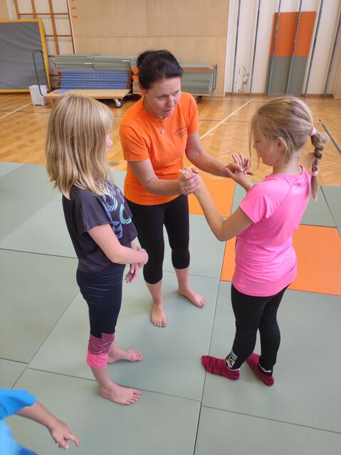 Mit den richtigen Anweisungen der Trainerin lässt sich jede Übung problemlos lösen. | Foto: KK