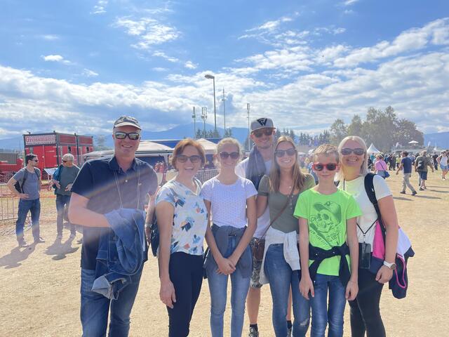 Die Flugshow lockte zahlreiche Familien zum Militärgelände.  | Foto: Stefan Verderber