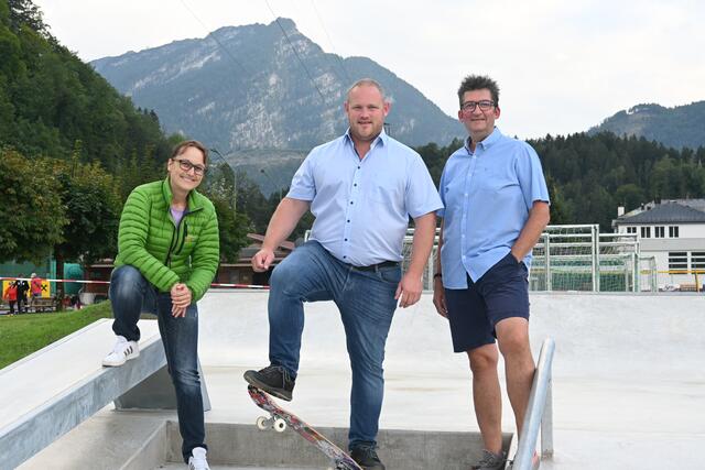 Stolz auf den "Gollinger Skatepark 2.0" (v.l.): Bürgermeister Stv. lFranziska Wagner, Bürgermeister Peter Harlander und Projektleiter Gemeinderat Stephan Loidl.  | Foto: Martin Schöndorfer, 2022