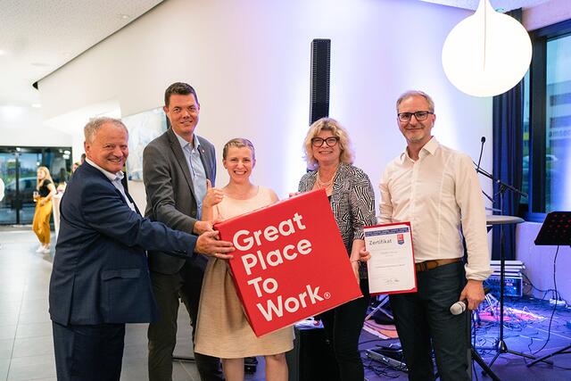 Maximilian Wurm, Elisabeth Wurm (li.) und Peter Berner (re.) nahmen am 24.06.22 im Zuge der Feier zur Eröffnung des topmodernen Neubaus der COUNT IT Group das Zertifikat entgegen 
 | Foto: Julia Schober