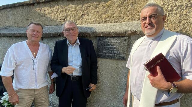 Bürgermeister Helmut Arzt, Karl Kolar und Dechant Richard Maliga bei der Segnung der Gedenktafel für die unbekannten Toten in Hauskirchen. | Foto: Gemeinde Hauskirchen