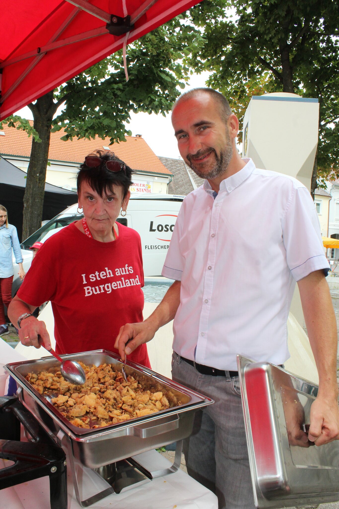 Großpetersdorf: Harry Kahr kochte Kaiserschmarren beim Jahrmarkt - Oberwart