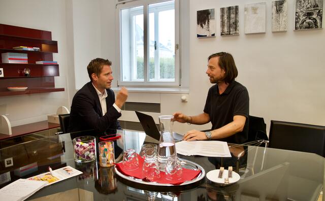 Philipp Liesnig im Gespräch mit Stephan Fugger von den RegionalMedien, der Beteiligungsreferent verspricht: "Das Hallenbad liegt im Zeitplan". | Foto: Wiedergut/StadtKommunikation