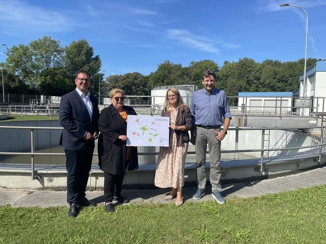 Amstettens Ortschef Christian Haberhauer (Amstetten), NÖ Sanitätsdirektorin Irmgard Lechner, Gesundheitslandesrätin Ulrike Königsberger-Ludwig sowie Projektleiter Norbert Kreuzinger (TU Wien, Institut für Wassergüte und Ressourcenmanagement). | Foto: Dietl-Schuller