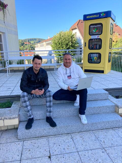 Amtsleiter Florian Achleitner und Bgm. Michael Cech beim Probesurfen | Foto: Marktgemeinde Gablitz