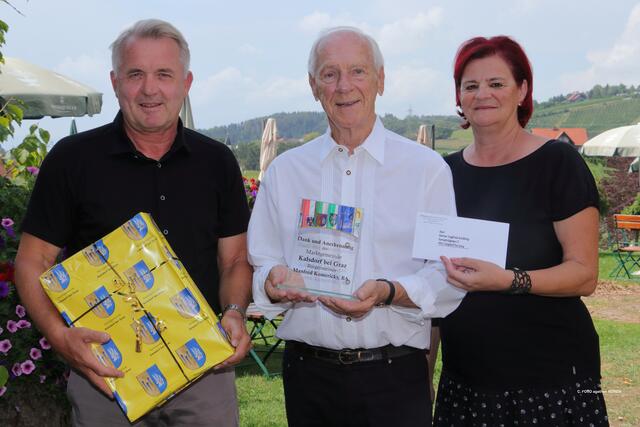 Mit einem Ehrengeschenk der Gemeinde gratulierten Bgm. Manfred Komericky und GK Almuth Huderz-Thümel Werner Grubholz zum 80. Geburtstag. | Foto: privat