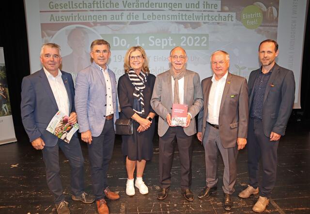 Franz Uller, Franz Fartek, Josef Ober und Bernd Gerstl mit Jochen Hamatschek und seiner Gattin Elisabeth. | Foto: Woche