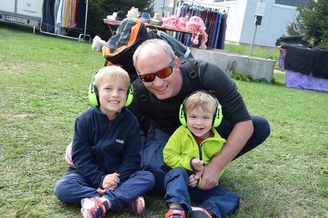 Auch die jüngeren Besucher sind von der Airpower fasziniert. | Foto: Stefan Verderber