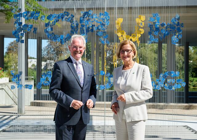 Landtagspräsident Karl Wilfing und Landeshauptfrau Johanna Mikl-Leitner vor der Perceptual Art-Installation vor dem Forum Landtag. | Foto: NLK Pfeiffer