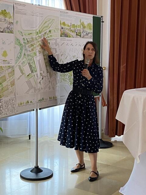 Sabine Dessovic von der DnD Landschaftsarchitektur stellt das Siegerprojekt vor. | Foto: C. Raidl