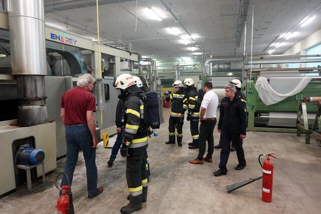 Die Feuerweheren mussten zu einem Löscheinsatz im Textilwerk Kufner in Weißkirchen ausrücken. | Foto: KK