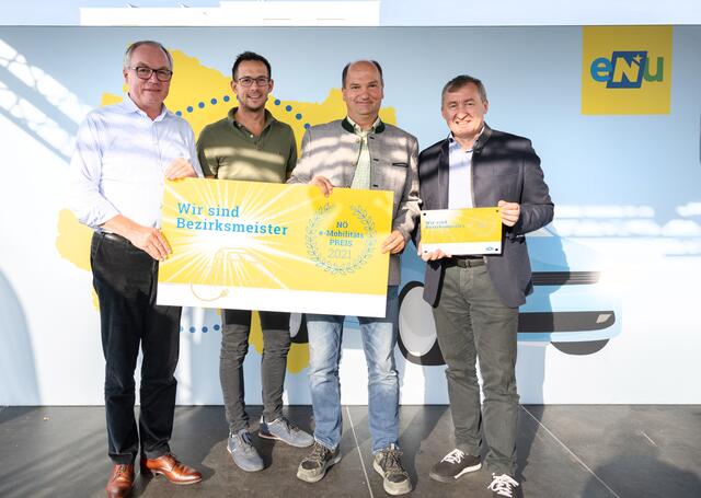 Landeshauptmann Stellvertreter Stephan Pernkopf, Vizebürgermeister Markus Hansi, Bürgermeister Gregor Iser und Energie und Umweltagentur -Geschäftsführer Herbert Greisberger auf der Energietour beim Überreichen des e-Mobilitätspreises an die Gemeinde Parbasdorf | Foto: NLK Pfeifer