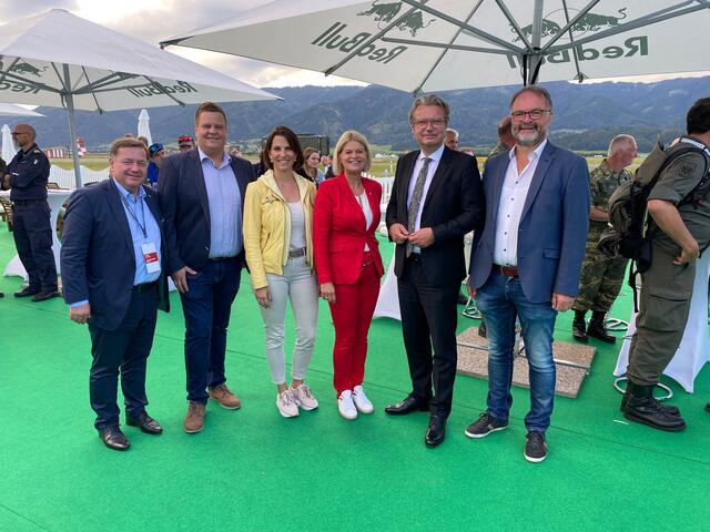 Landeshauptmann Christopher Drexler (2. v. r.) lud abends zum Empfang. | Foto: Taucher