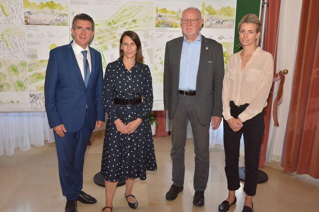 Am 1. September wurde der Siegerentwurf präsentiert: Peter Eisenschenk, Bürgermeister der Stadtgemeinde Tulln, Sabine Dessovic, Landchaftsarchitektur (Siegerprojekt), Gerd Aufmkolk, Landschaftsarchitekt und Juryvorsitzender, Daniela Allmeier, Büro Raumposition (Prozessbegleitung). | Foto: Stadtgemeinde Tulln