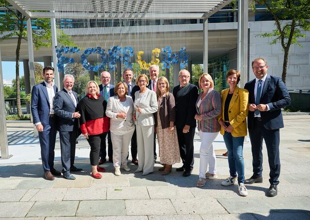 Landtagspräsidenten, Mitglieder der Landesregierung und Vertreter der Landtagsparteien vor dem Forum Landtag: Udo Landbauer, Karl Wilfing, Kathrin Schindele, Stephan Pernkopf, Karin Renner, Jochen Danninger, Johanna Mikl-Leitner, Martin Eichtinger, Ulrike Königsberger-Ludwig, Karl Moser, Helga Krismer-Huber, Indra Collini und Bernhard Ebner  | Foto: NLK Pfeiffer