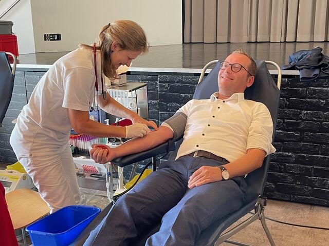 Bürgermeister Georg Djundja bei seiner ersten Blutspende in Bürmoos. | Foto: Gertraud Kleemayr