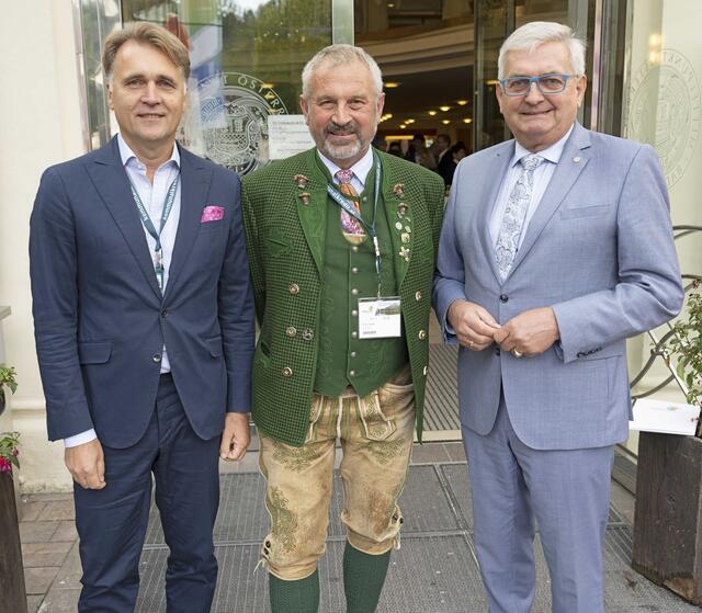 Kommunalkredit-Chef Bernd Fislage (li.), Bürgermeister von Bad Aussee, und Gastgeber Fran Frosch, Gemeindebund-Chef Alfred Riedl (re.) | Foto: Erich Marschik, Gemeindebund