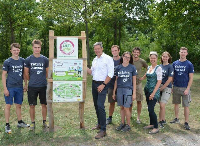 Bürgermeister Bobits mit der Landjugend Marchfeld in Lassee.