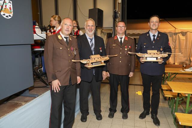 Am Foto von links Klaus Kurzbauer (FF Grein), Rudolf Schmitt (Feuerwehr Grein/Neckarsteinach), Martin Langeder (FF Grein) und Günter Fruth (Feuerwehr Velburg.) | Foto: Bruno Guttmann