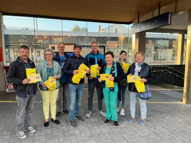 Aktionstag der VP Gänserndorf - Broschüre zu Förderungen wird verteilt. | Foto: Volkspartei Gänserndorf