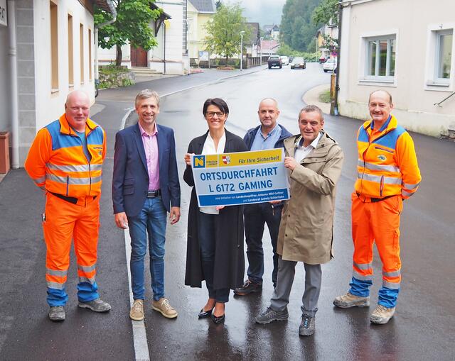 Sanierung der Ortsdurchfahrt und Brücke in Gaming: Peter Brandstetter (Straßenmeisterei Gaming), Leopold Röcklinger (Leiter-Stellvertretung der NÖ Straßenbauabteilung Amstetten), Renate Rakwetz (Bürgermeisterin von Gaming), Erich Pfeffer (Leiter der Straßenmeisterei Gaming), Landtagsabgeordneter Anton Erber und Karl Roseneder (Straßenmeisterei Gaming) | Foto: NÖ Straßendienst/Gertraud Mühlbachler