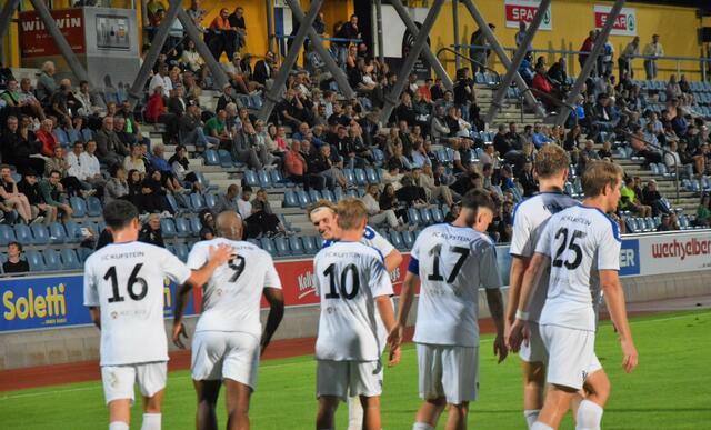 400 Besucher beim Freitag Abendspiel im Grenzlandstadion Kufstein beim Derby gegen den SC Kundl. | Foto: Schwaighofer