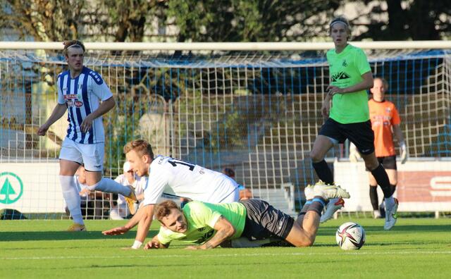 Am Ende blieben die Kundler (gelb) am Boden liegen. Juffinger und Pfeifer (beide Kufstein, weiß) feierten einen 3:0 Sieg über (Herndler, rechts). | Foto: Schwaighofer