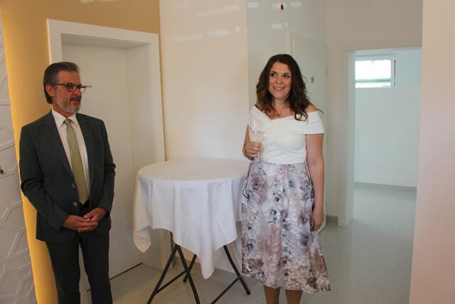 Danijela Maric bei der Eröffnung ihrer Praxis, hier mit Bürgermeister Engelbert Huber | Foto: Wutte
