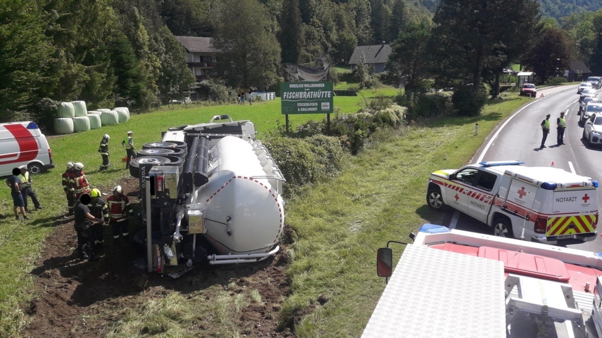ber-b-schung-gest-rzt-lenker-bei-unfall-mit-silo-zug-verletzt