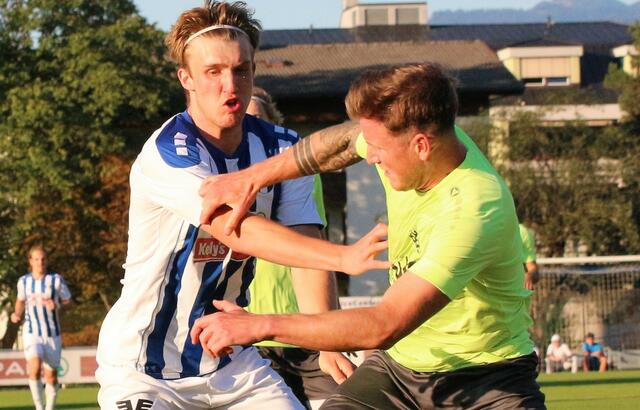 Faires Bezirksderby - Juffinger (Kufstein, li.) und Gapp (Kundl, re.) im Zweikampf. | Foto: Schwaighofer