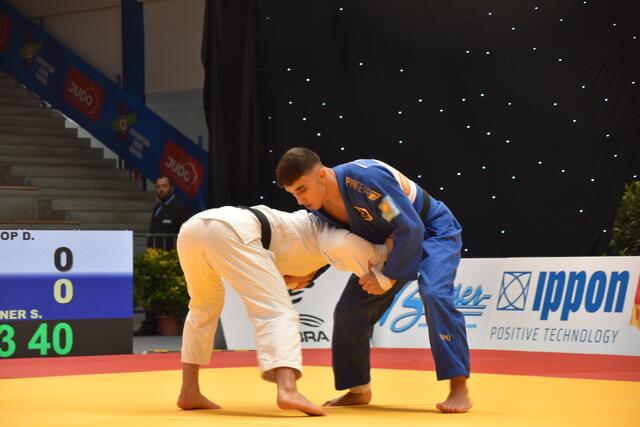 Samuel Gaßner (blau) erkämpfte sich den 5. Platz und holte damit am Samstag das beste Ergebnis für Österreich. | Foto: Michael Strini