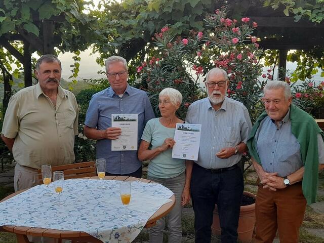 Urkunde zum 50-jährigen Jubiläum: Bgm. Rudolf Stiendl, Detlef Fritz, Irmela und Rolf Schade und Altbgm. Dietmar Ruß. | Foto: privat
