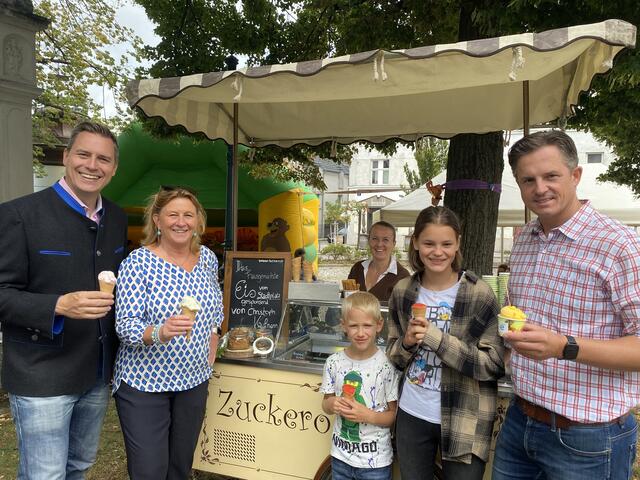 Christoph Kaufmann, Maria Theresia Eder, Neffe Simon und Tochter Clara mit Stefan Schmuckenschlager im Kardinal Piffl Park.